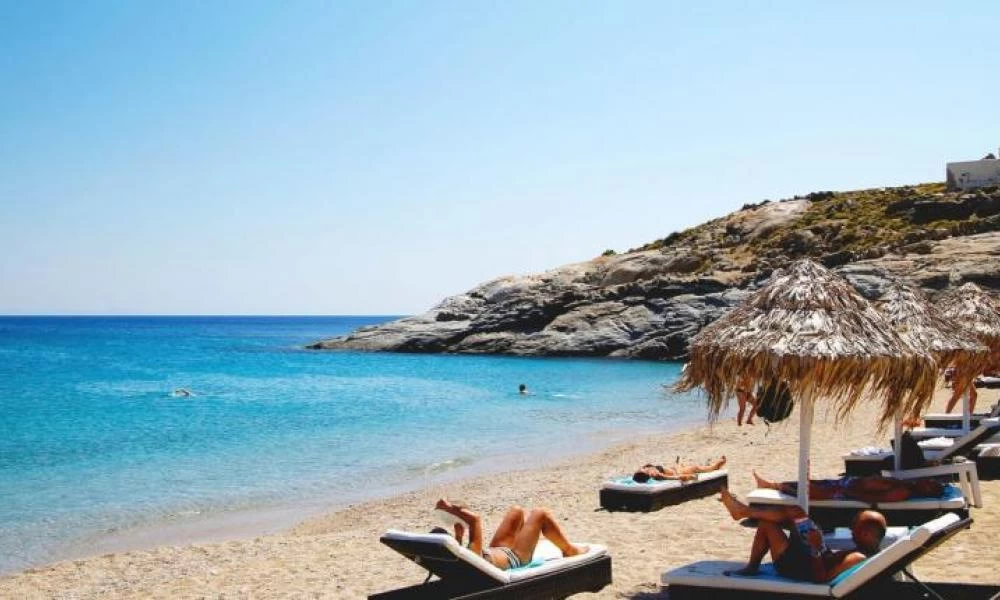 Μαζικά οι Έλληνες «τρέχουν» για τις διακοπές – Κάθε προσδοκία ξεπέρασαν οι αιτήσεις για τον Κοινωνικό Τουρισμό